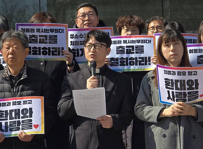 Rev. Lee speaks at the demonstration against the church tribune's ruling of disfellowship in front of The Korean Methodist Church Building in Seoul, on Monday. (Yonhap)
