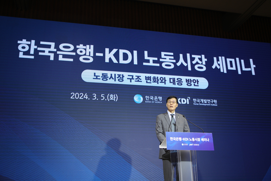Bank of Korea Gov. Rhee Chang-yong delivers a speech on Korea’s labor market in a joint seminar with the Korea Development Bank on Tuesday. [BOK]