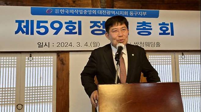 윤창현 국회의원이 축사를 하고 있다.