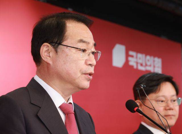 국민의힘 정영환 공천관리위원장이 2일 서울 여의도 중앙당사에서 경선 지역 결과를 발표하고 있다. 연합뉴스