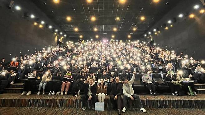 영화 '파묘'의 연출자 장재현 감독과 배우 김고은. 김재철, 유해진(왼쪽부터)이 개봉 첫 주말 극장 무대인사에 나선 모습. 사진제공=쇼박스