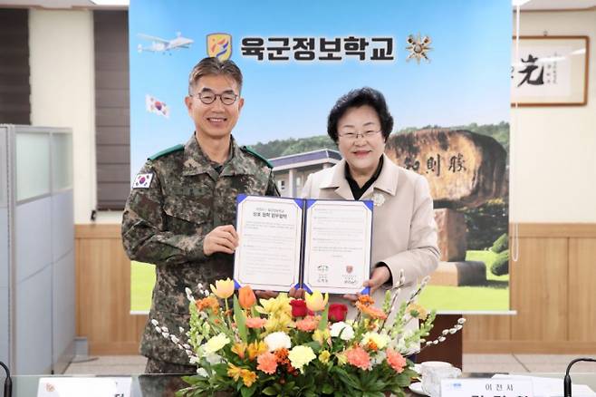 김경희 이천시장(오른쪽)이 5일 육군정보학교에서 지원정 육군정보학교장과 드론산업 발전을 위한 상호협력 업무협약을 체결한 뒤 기념촬영을 하고 있다. / 사진제공=이천시