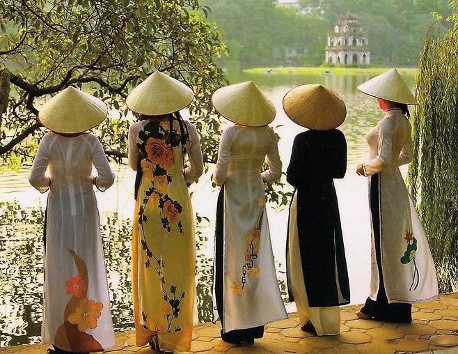 아오자이를 입은 여성들 [베트남 문화관광부 홍보엽서 스캔]