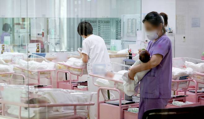 서울 시내 한 산후조리원 신생아실에서 간호사 등 관계자들이 신생아들을 돌보고 있다. [연합]