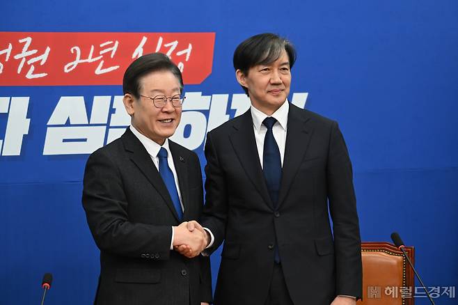 조국(오른쪽) 조국혁신당 대표가 5일 서울 여의도 국회에서 이재명 더불어민주당 대표를 예방하고 있다. 임세준 기자