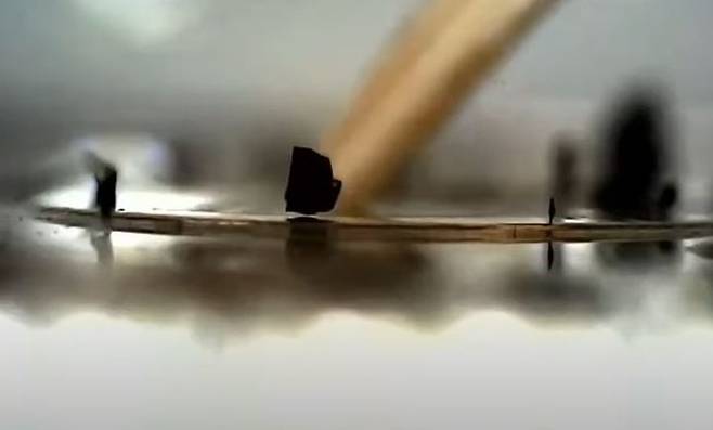 [서울=뉴시스] 5일 엑스(X, 전 트위터) 등 소셜네트워크서비스(SNS) 등에 따르면 LK-99 연구자인 김현탁 미 윌리엄앤메리대 교수는 4일(현지시간) 오전 8시12분(한국시간 4일 오후 11시12분)께 미국 미네소타주 미니애폴리스에서 열리는 미국물리학회(APS) 학술대회에서 'PCPOSOS'의 초전도성 실험 결과를 발표했다. 사진은 SCTL이 찍은 PCPOSOS 공중 부양 영상 중 일부 (사진=유튜브 '대마왕-SCTLcorp' 캡처) *재판매 및 DB 금지