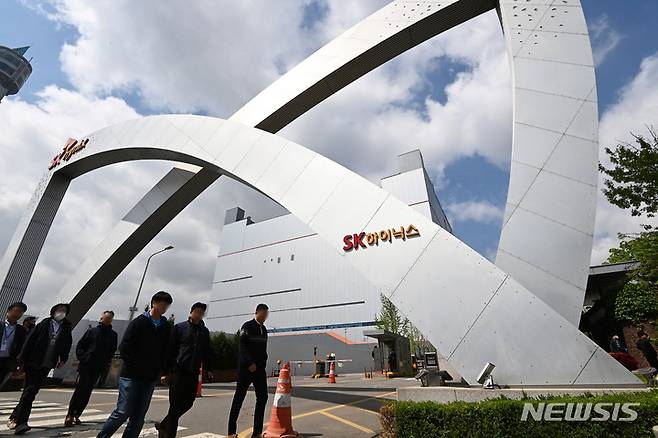 [이천=뉴시스] 김종택 기자 = SK하이닉스가 분기 사상 가장 큰 적자폭으로 초유의 실적 부진을 보였다. SK하이닉스는 26일 실적발표회를 통해 올해 1분기(1∼3월) 매출이 5조881억 원, 영업손실 3조4,023억 원을 기록했다고 밝혔다. 지난해 4분기(1조8,984억 원) 이후 2분기 연속 적자다. 매출은 직전 분기 대비 34%, 지난해 1분기 대비 58% 감소했고, 영업손실은 전 분기 대비 79% 늘어났다. 사진은 이날 경기도 이천시 SK하이닉스 본사 모습. 2023.04.26. jtk@newsis.com