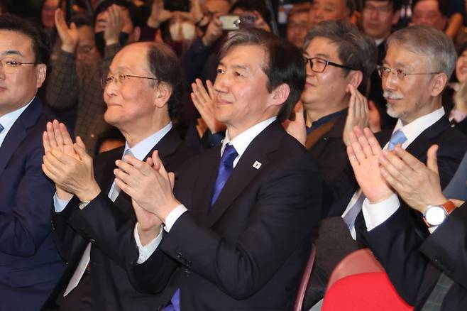 조국 전 법무부 장관(오른쪽)이 3일 경기도 고양시 킨텍스에서 열린 조국혁신당 창당대회에서 박수를 치고 있다. 왼쪽은 공동후원회장인 작가 조정래 씨.  연합뉴스 제공