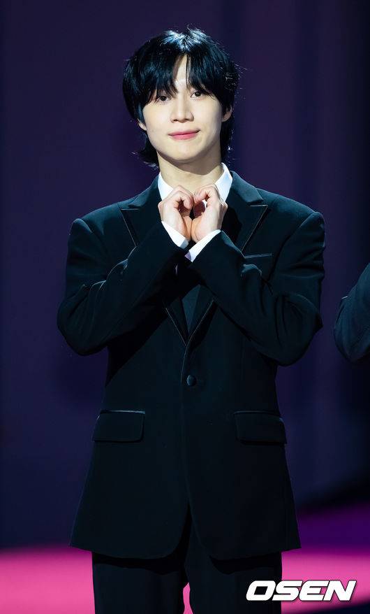 [OSEN=인천, 민경훈 기자] 25일 오후 인천 중구 영종도 인스파이어 엔터테인먼트 리조트 2023 SBS 가요대전 레드카펫 포토월 행사가 열렸다.샤이니 태민이 입장하며 포즈를 취하고 있다. 2023.12.25 / rumi@osen.co.kr