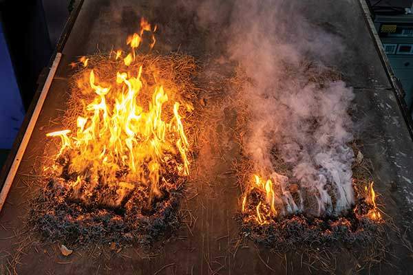 국가산불실험센터의 건조한 낙엽(왼쪽)과 습윤한 낙엽(오른쪽)의 발화속도 차이 실험. 건조기 산불예방 입산통제의 근거다.