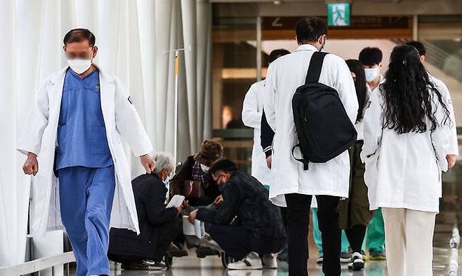 서울 시내의 한 대학병원에서 환자 옆으로 의료진들이 이동하고 있다. 뉴시스