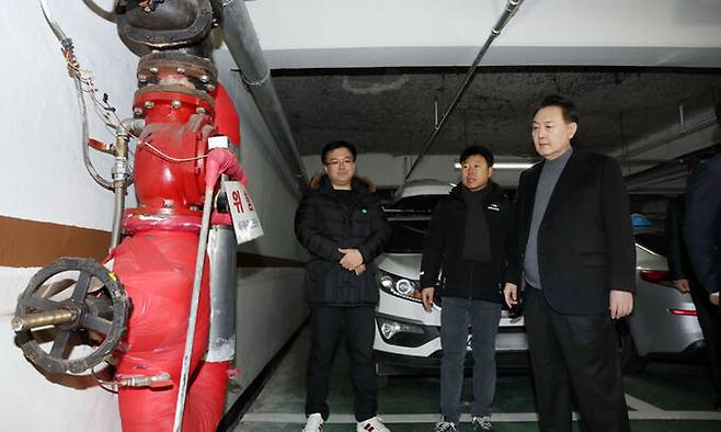 윤석열 대통령이 지난 1월 10일 준공된 지 33년 된 경기 고양시 일산동구의 백송마을 5단지를 방문해 아파트 지하주차장을 살펴보고 있다. 윤 대통령은 이날 “노후화로 인한 생활 불편이 심각한 수준”이라며 30년 이상 노후화된 주택에 대한 재개발·재건축 규제 해소를 약속했다. 대통령실사진기자단