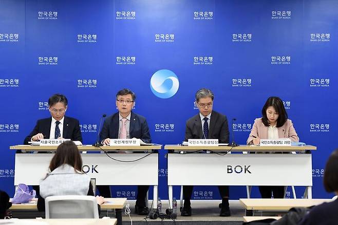5일 서울 중구 한국은행에서 열린 2023년 4/4분기 및 연간 국민소득(잠정) 설명회에서 관계자들이 기자들의 질문에 답변하고 있다. 한국은행 제공