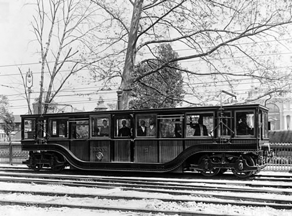 1896년 헝가리 수도 부다페스트에 유럽대륙 최초의 지하철이 만들어졌다. 당시 열차차량은 28명의 좌석 승객과 14명의 입석승객이 탑승할 수 있었다. ‘밀레니엄 서브웨이’(Millennium Subway) 알려진 이 지하철은 2002년 유네스코 세계문화유산으로 지정되었다. 출처:위키백과