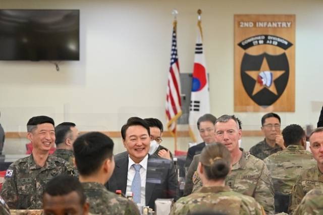 윤석열 대통령이 당선인 시절인 지난 2022년 4월7일 경기도 평택에 위치한 주한미군 캠프 험프리스를 방문해 한미 장병들과 식사하며 이야기를 나누고 있다. 연합뉴스