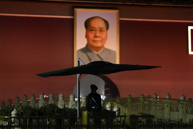 중국 베이징 천안문에 걸린 마오쩌둥의 대형 초상화 아래에 5일 중국 경비원이 서 있다. AP연합