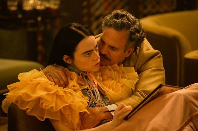 ‘가여운 것들’ 엠마 스톤, 마크 러팔로. 월트디즈니 컴퍼니 코리아