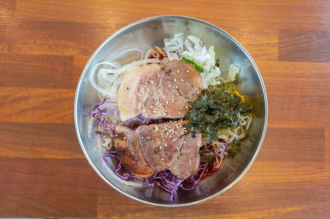 새콤달콤한 비빔국수, 돼지고기에서 불향이 가득 느껴진다