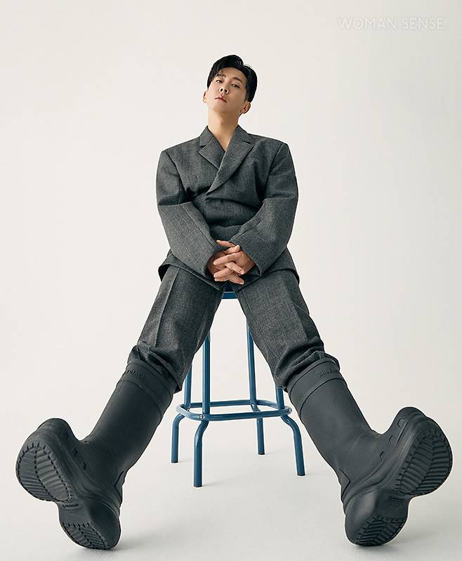 슈트 프라다, 슈즈 발렌시아가.