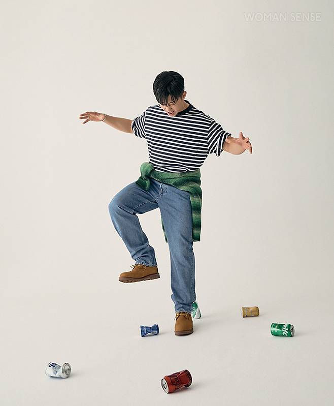 티셔츠·팬츠 모두 코스, 허리에 묶은 니트 톱 디스이즈네버댓, 슈즈 팀버랜드.