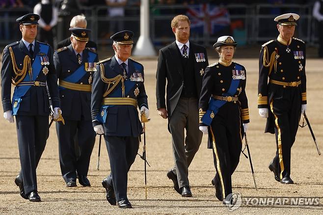 2022년 엘리자베스 2세 장례 행렬을 따르고 있는 왕실 가족들. 왼쪽부터 윌리엄 왕세자, 글로스터 공작(엘리자베스 2세의 사촌), 찰스 3세, 해리 왕자, 앤 공주, 티모시 로런스(앤 공주의 남편) [AP=연합뉴스 자료사진]