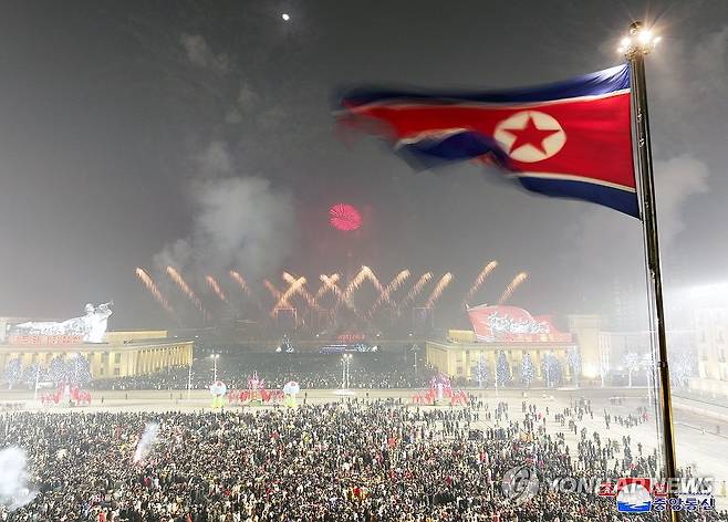 북한, 새해 맞아 국기게양식·축포 발사 (평양 조선중앙통신=연합뉴스) 북한이 새해를 맞이하여 평양 김일성광장에서 국기게양식과 축포 발사를 진행했다고 조선중앙통신이 1일 보도했다. 2024.1.1 
    [국내에서만 사용가능. 재배포 금지. For Use Only in the Republic of Korea. No Redistribution] nkphoto@yna.co.kr