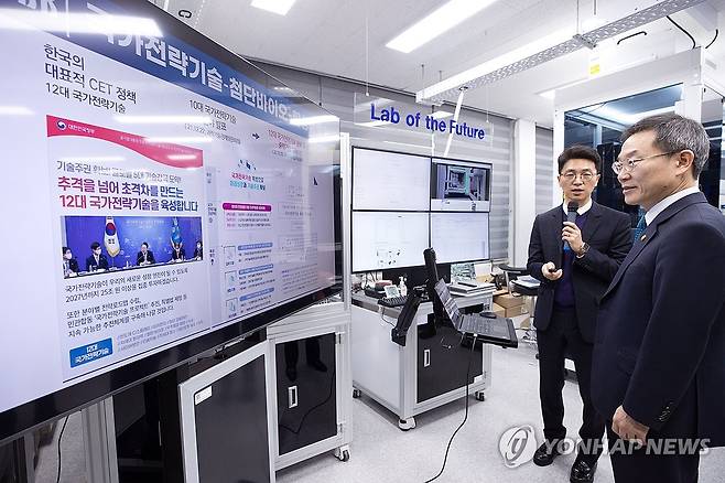 이종호 장관, 한국생명공학연구원 방문 (서울=연합뉴스) 이종호 과학기술정보통신부 장관이 5일 대전 유성구 한국생명공학연구원을 방문해 바이오파운드리 베타시설을 참관하고 있다. 2024.3.5 [과학기술정보통신부 제공. 재판매 및 DB 금지] photo@yna.co.kr