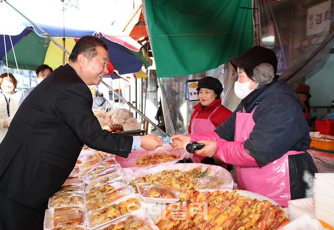 김경일 시장(왼쪽)이 상인과 인사하고 있다.(사진=파주시 제공)