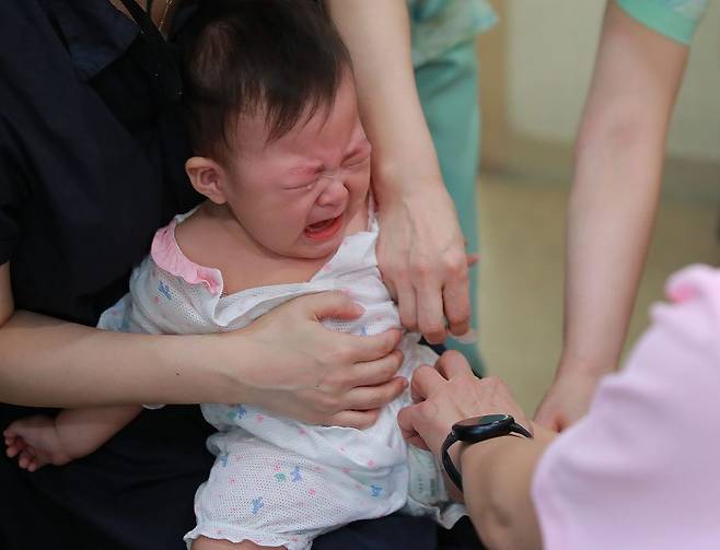 서울 송파구의 한 소아청소년과의원에서 한 어린이가 독감 백신을 접종 받고 있다. [사진=뉴스1]