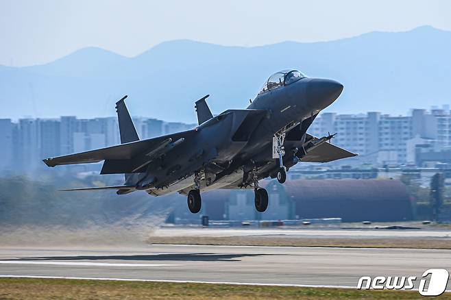 공군 제11전투비행단 F-15K 전투기가 비상출격을 위해 활주로에서 이륙하고 있다. (공군 제공) 2023.10.26/뉴스1