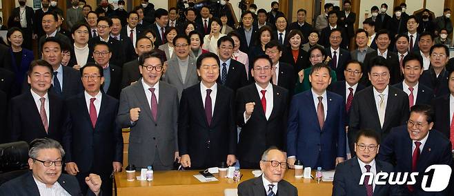 7일 서울 여의도 국회 의원회관에서 열린 국민의힘 공부모임 '국민공감' 첫 모임에서 참석자들이 기념 촬영을 하고 있다. 두 번째 줄 왼쪽부터 안철수, 이종배, 권성동, 김기현, 정우택, 이철규, 장제원 의원. 국민공감은 지난 지방선거 승리 이후 친윤계 의원들이 주축이 된 민들레가 이름을 바꾼 모임이다. 2022.12.7/뉴스1 ⓒ News1 유승관 기자