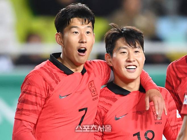 한국 축구 대표팀의 주장 손흥민(왼쪽)과 이강인. 사진 | 박진업 기자 upandup@sportsseoul.com