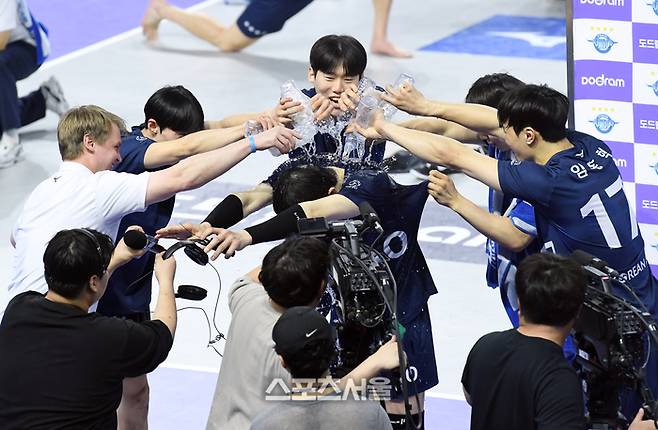 대한항공 정지석(가운데)이 27일 인천 계양체육관에서 열린 2023-2024 V리그 남자부 한국전력과 경기에서 팀의 승리를 이끈 뒤 수훈 선수 인터뷰를 마치자 토미 틸리카이넨 감독(맨 왼쪽)과 선수들이 정지석에 축하의 물세례를 하고 있다. 2024. 2. 27.  계양 | 박진업 기자 upandup@sportsseoul.com