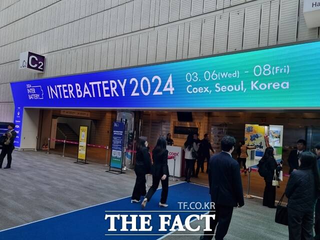 배터리 업계 관계자들이 6일 오전 서울 강남구 코엑스에 마련된 '인터배터리 2024' 행사장에 들어가고 있다. /이성락 기자