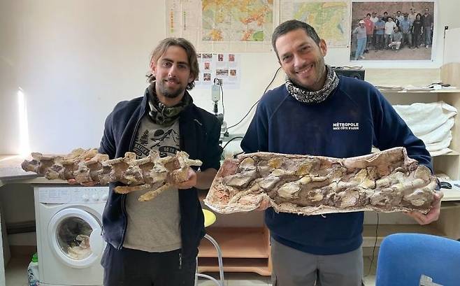 공룡 뼈 화석 최초 발견 및 복원 과정에 참여한 데미안 보셰토(왼쪽). [이미지출처=데미안 보셰토 인스타그램 캡처]