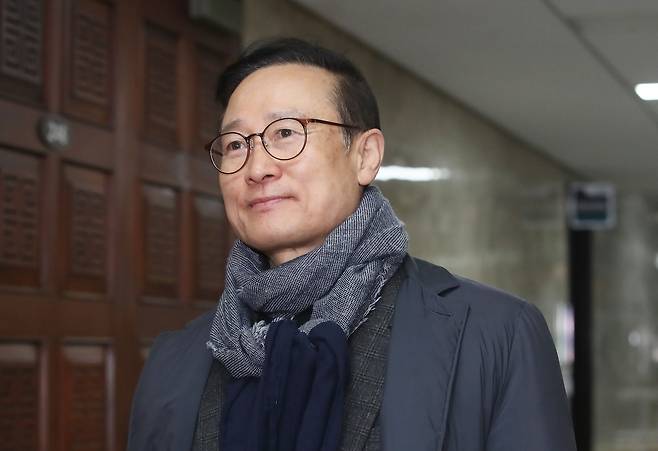 홍영표 더불어민주당 의원이 지난달 21일 오전 서울 여의도 국회에서 열린 비공개 의원총회에 참석하고 있다. /뉴스1