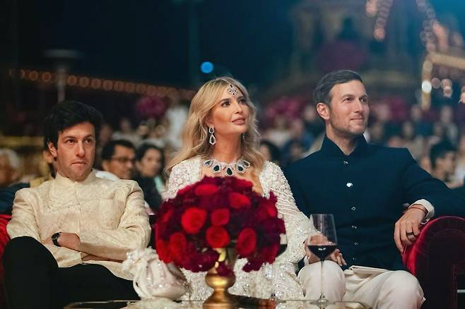이방카 트럼프(사진 가운데)와 남편 자레드 쿠슈너(오른쪽)가 인도 잠나가르에서 열린 결혼식 전 파티에 참석한 모습. /AP