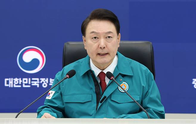 윤석열 대통령이 6일 세종시 정부세종청사 중앙재난안전상황실에서 열린 의사 집단행동 중앙재난안전대책본부 회의를 주재하고 있다. 뉴시스