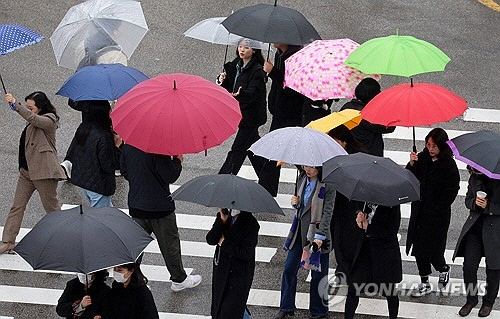 지난 2월 21일 오후 광주 북구 중흥동에서 시민들이 내리는 봄비에 우산을 쓰고 걷고 있다. [광주=연합뉴스]