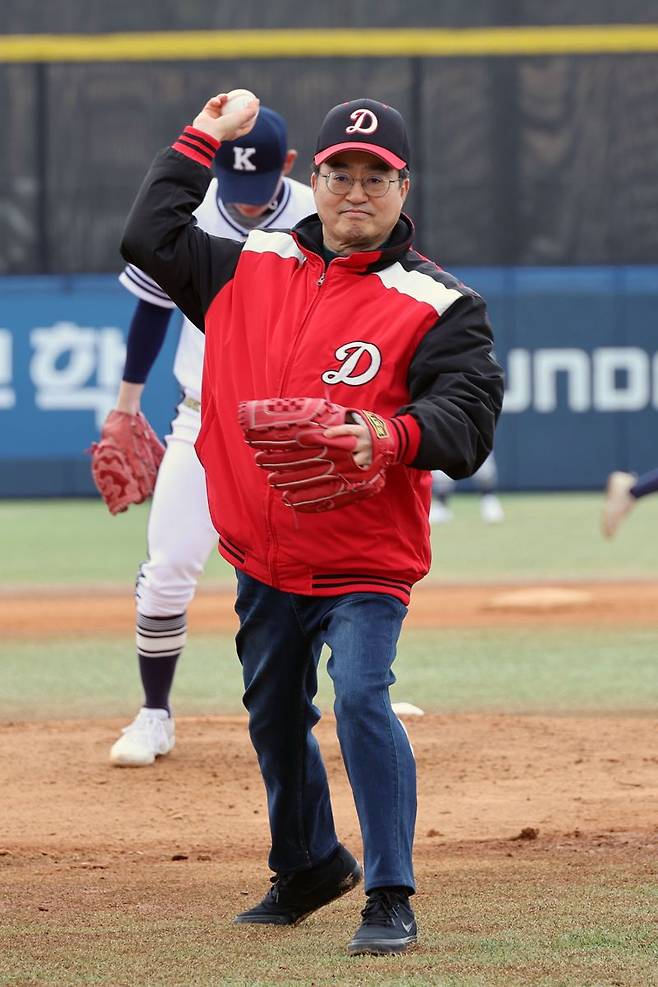 김동연 경기도지사가 덕수고와 경북고의 개막전에 앞서 시구하고 있다. 사진=서동일 기자