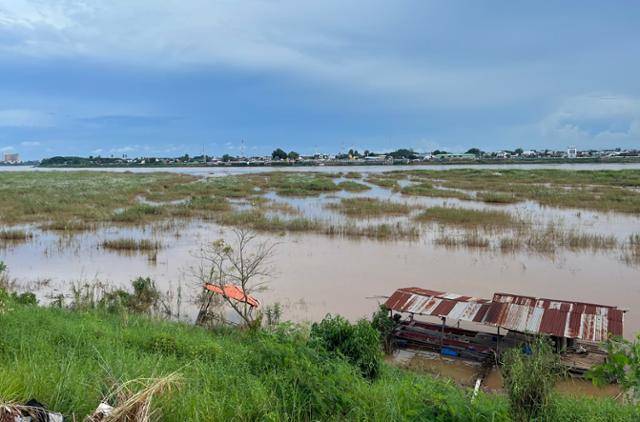 지난해 11월 라오스 수도 비엔티안에서 바라본 메콩강 모습. 건기와 유량 감소가 겹치며 수심이 낮아졌다. 비엔티안=허경주 특파원