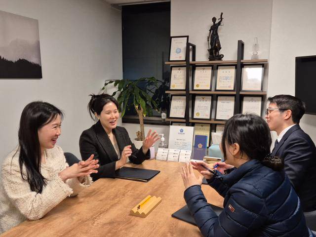 서울 송파구 한 사무실에서 새로운 새변 구성원들이 이야기를 나누고 있다. 권정현 기자