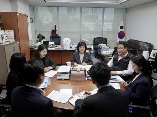 새변 소속 변호사들이 지난해 5월 국회 여성가족위원회 간사 정경희 국회의원과 '아이돌봄 지원법 일부개정법률안'에 대해 논의하고 있다. 새변 제공