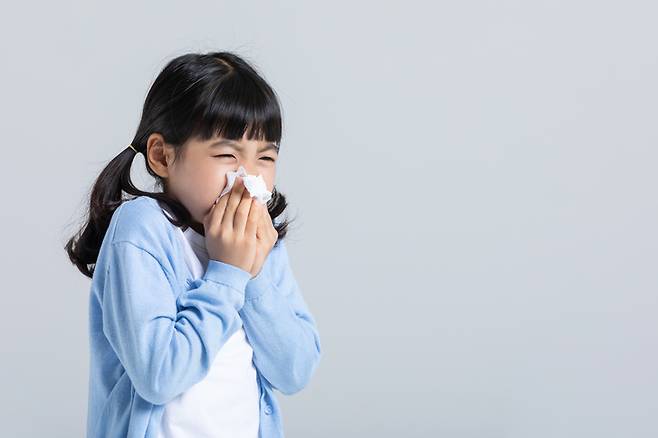 어린이 코감기에는 항히스타민, 비충혈제거제, 비강세척제를 사용할 수 있다. 아이의 나이와 몸무게 등에 따라 적절한 성분​·용량을 선택해야 한다. /게티이미지뱅크