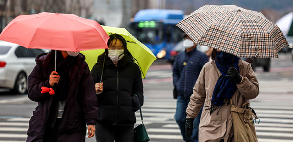 서울 세종대로에서 우산을 쓴 시민들이 이동하고 있다. [사진=뉴시스]