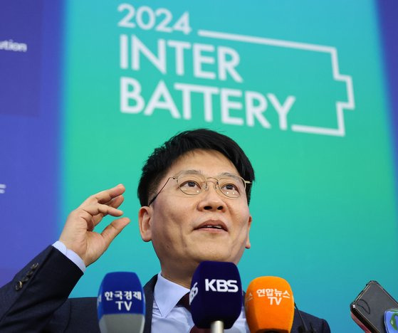 한국배터리산업협회장인 LG에너지솔루션 김동명 대표가 6일 2024 인터배터리(INTER BATTERY) 개막식이 열린 서울 강남구 코엑스에서 취재진 질문에 답하고 있다. 연합뉴스