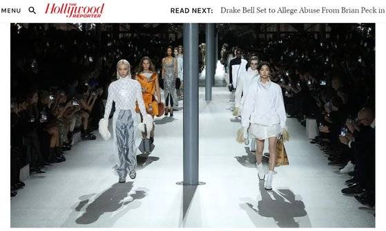 파리패션위크 루이비통 패션쇼 무대에 선 펠릭스(왼쪽 맨 앞)와 정호연(오른쪽 맨 앞). 사진 할리우드리포터 홈페이지 캡처