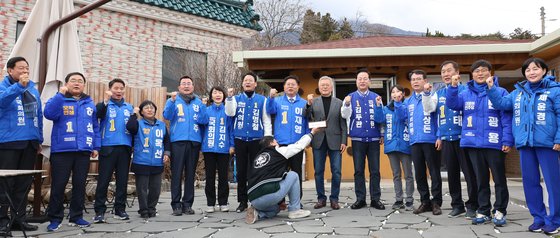 6일 오후 민주당 경남지역 총선 후보들 만난 문재인 전 대통령. 연합뉴스