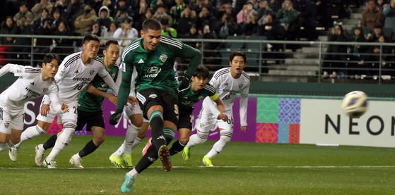 Jeonbuk Hyundai Motors' Tiago Orobo takes a penalty during an AFC Champions League quarterfinal against Ulsan HD at Jeonju World Cup Stadium in Jeonju, North Jeolla on Tuesday. [YONHAP]