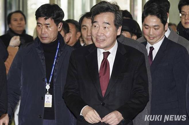 이낙연 전 더불어민주당 대표가 지난 1월11일 오후 서울 여의도 국회에서 더불어민주당 탈당 및 신당 창당 계획 발표 기자회견을 하기 위해 소통관으로 들어서고 있다. 사진=임형택 기자